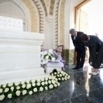 Japanese Foreign Minister pays tribute at Islam Karimov’s mausoleum