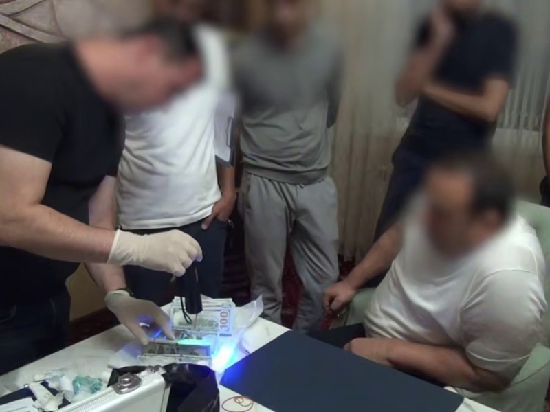 “Kattakon” tanishlari orqali yer toifasini o‘zgartirib berishni va’da qilgan shaxs $100 ming bilan ushlandi (video)