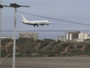 Трамп Венесуэла ҳаво ҳудуди очилишини айтди