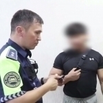 Qarama-qarshi yo‘ldan yurib, qizildan o‘tgan haydovchiga chora ko‘rildi (video)
