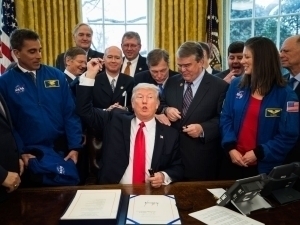 Трамп АҚШ Космос академиясини ташкил этишга фармон берди