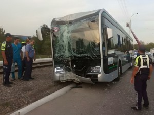 An electric bus with passengers has an accident in Tashkent