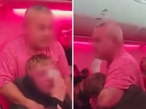 Анталиядан учган самолётда йўловчилар муштлашиб кетди (видео)