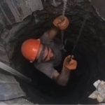 Farg‘onada 40 metrli quduq tubida qolib ketgan erkak qutqarildi (video)