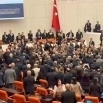 Turkiya parlamentida deputatlar mushtlashib ketdi (video)