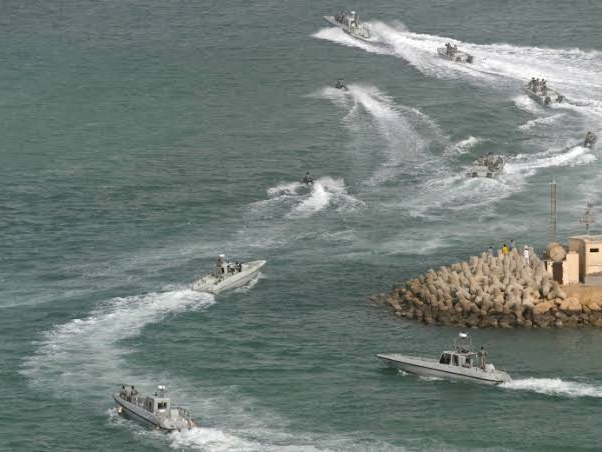 Hormuzdan o‘tmoqchi bo‘lgan kemalarni Eron o‘qqa tutdi