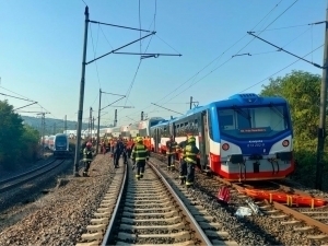 Чехияда йўловчи поездлари тўқнашиб кетди