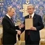 Putin To‘qayevga otasi erisha olmagan mukofot hujjatni topshirdi