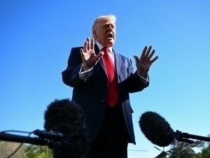 “Овози бўғилиб қолди”. Сенатор Трамп эронликларга бақирганини айтди