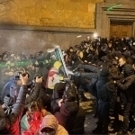 Тбилисидаги намойишларда 100 дан ортиқ полициячи жароҳатланди