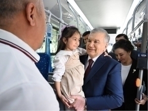  Мирзиёев автобусда юрди