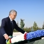 Shavkat Mirziyoyev Mustaqillik monumenti poyiga gul qo‘ydi