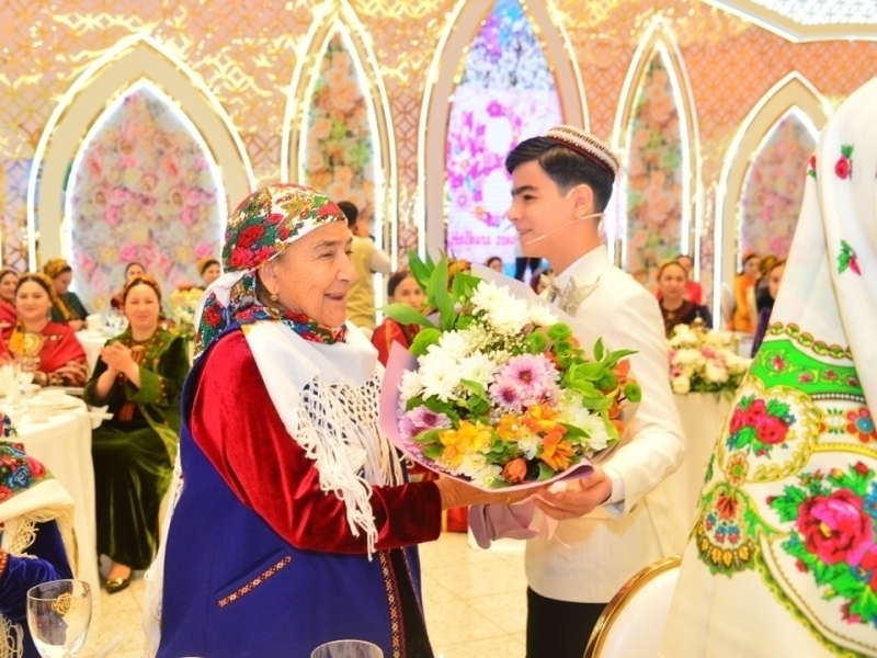 8 mart munosabati bilan xotin-qizlarga pul beriladi. Turkmanistonda!