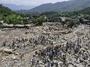 Покистонда сув тошқинидан вафот этганлар 650 нафарга етди (видео)