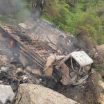 Qashqadaryodagi dovonda Isuzu pastga qulab, yonib ketdi (video)