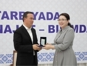 Hilola Umarova awards badge to the mayor who had previously arrested the school principal