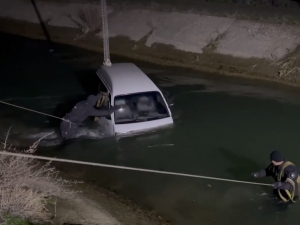 Damas with 3 people inside falls into a canal in Fergana