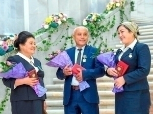 Mirziyoyev awards a number of teachers and mentors