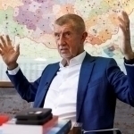 Чехия собиқ бош вазири митингда бошидан таёқ еди