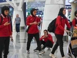 Бошпана сўрашдан бош тортган эронлик футболчилар Уммонга учиб кетишди