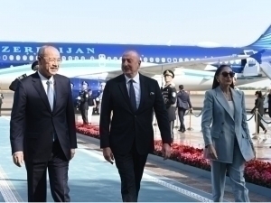 Ilham Aliyev arrives in Uzbekistan with his wife