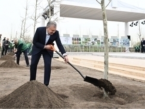 Mirziyoyev planted young trees in the Youth Garden in Sergeli