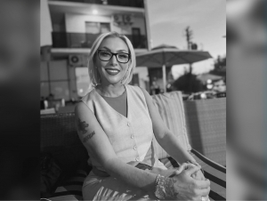 Туркиялик машҳур хонанда балкондан йиқилиб вафот этди