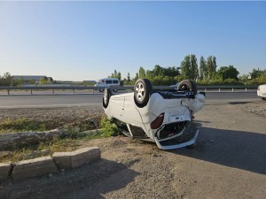 A Spark vehicle with passengers overturns in a traffic accident