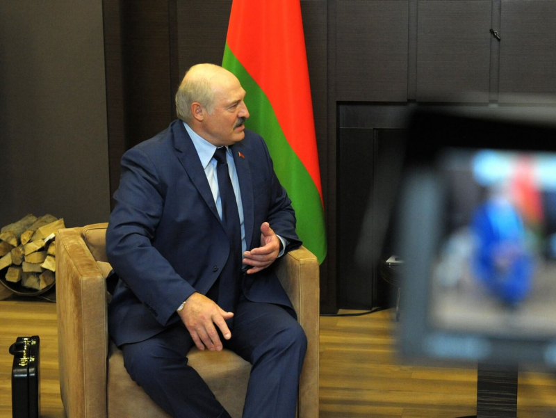 Lukashenko Putinga qora chamadonda nima olib bordi?