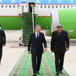 Shavkat Mirziyoyev Turkmanistonga yetib bordi