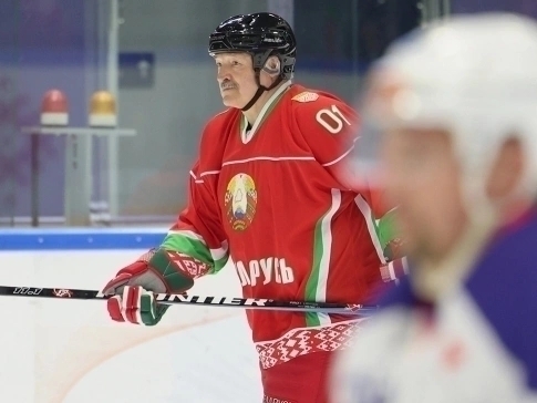 Lukashenko xokkey o‘yini vaqtida jarohat oldi (video)