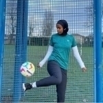 Angliyada musulmon ayol futbolchi shorti kiymagani uchun maydonga qo‘yilmadi