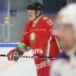 Lukashenko xokkey o‘yini vaqtida jarohat oldi (video)