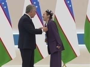 Мирзиёев параспортчи қизга уй совға қилди (видео)