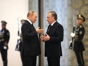 Putin va Mirziyoyev tik oyoqda suhbatlashdi 