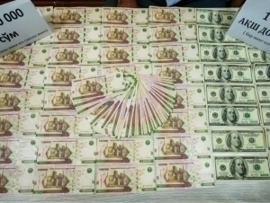 Sirdaryoda qalbaki dollar sotayotganlar qo‘lga tushdi