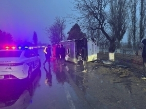 Янгийўлда автобус юк машинаси билан тўқнашиб, ағдарилиб кетди