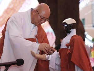 Janubiy Koreyada robot rohib sifatida qabul qilindi