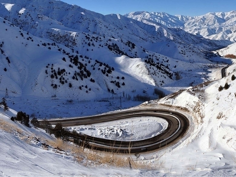 Qamchiq dovonida qor yog‘yapti. Haydovchilar ogohlantirildi (video)