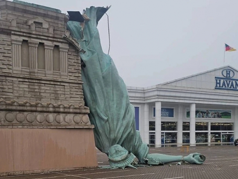 Ozodlik haykali qulab tushdi (video) 