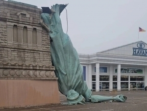 Ozodlik haykali qulab tushdi (video) 