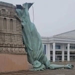 Ozodlik haykali qulab tushdi (video) 