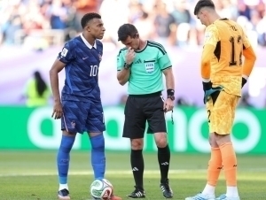 Собиқ FIFA ҳаками Танташев бошқарган ўйинни энг баҳсли деб атади