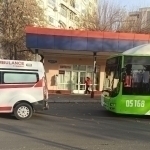 Тошкентда йўловчи автобусдан йиқилиб жароҳатланди