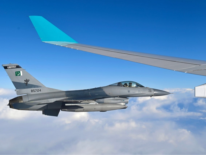 To‘qayev qiruvchi samolyotlar kuzatuvida Pokistonga bordi (video)