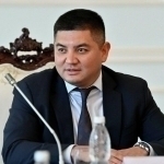 “Салимбойвачча”дан ёрдам сўрашда айбланаётган депутат парламентдаги курсисига қайтди 