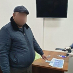 Korrupsiya: yer maydoni uchun 32 ming dollar so‘ragan amaldor qo‘lga olindi