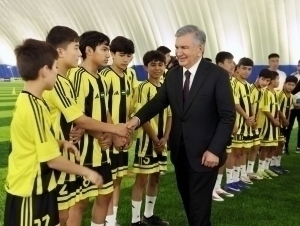 Президент Фарғонада ёш футболчилар билан мулоқот қилди