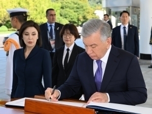 Shavkat Mirziyoyev rafiqasi bilan Koreya Milliy yodgorlik majmuasiga bordi