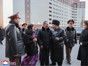 Ким қизини Украинадаги уруш қурбонлари шарафига қурилган кўчага олиб борди